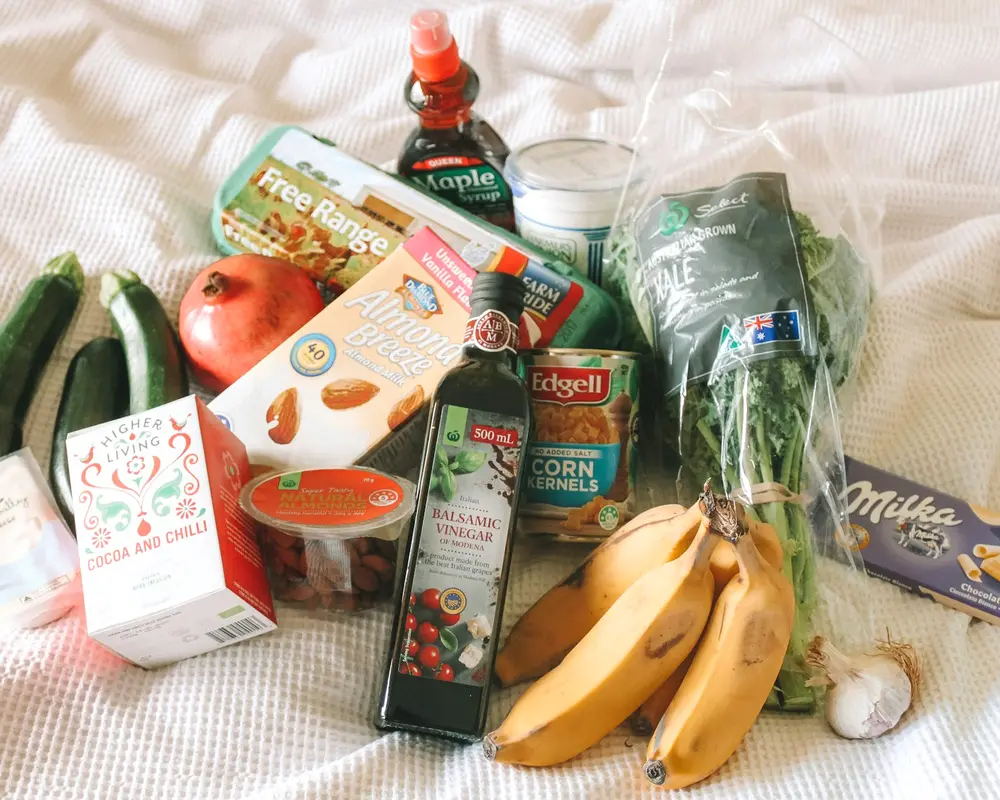 Sacola de compras com hortifrúti, pães e itens de mercearia frescos