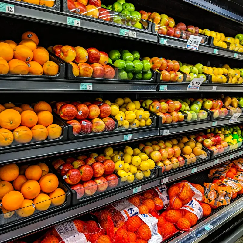 Prateleira de frutas variadas