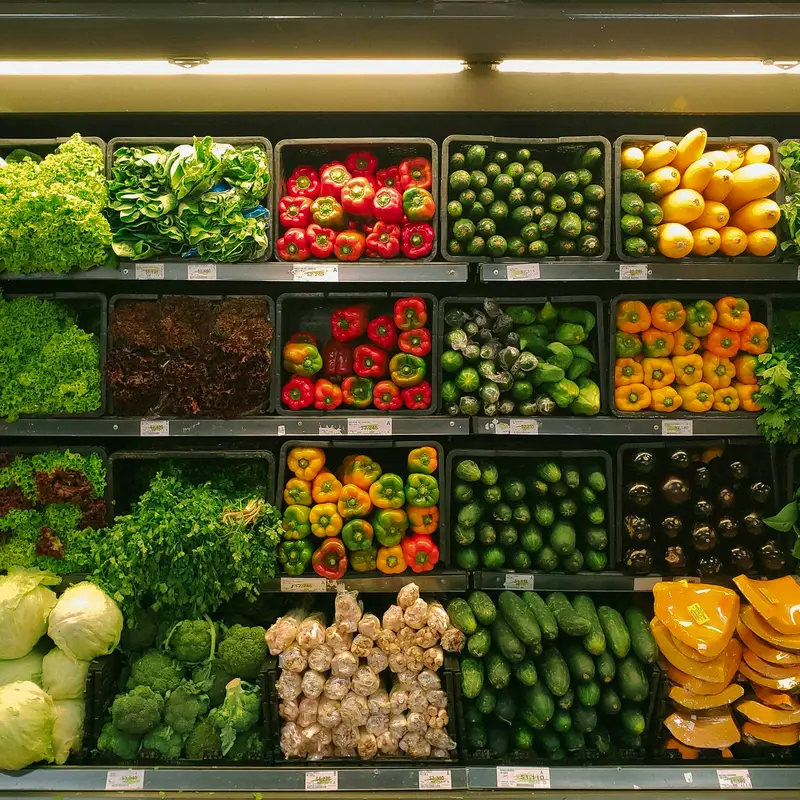 Banca de hortifrúti com frutas e verduras frescas